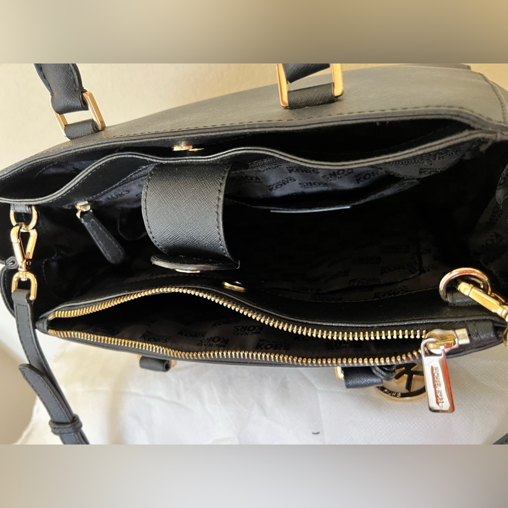 Michael Kors crossbody bag. - Picture 4 of 5
